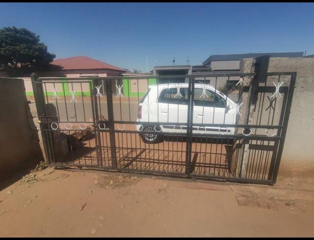 3 BEDROOM HOUSE FOR SALE IN NHLAPO